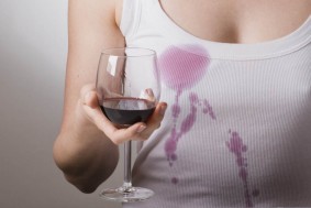 Как вывести пятно красного вина