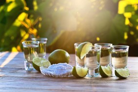 Как правильно пить текилу с солью и лимоном